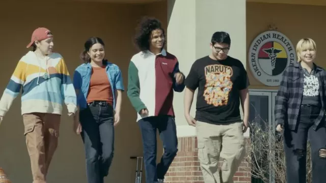 HUF Mick Color Block Polo de rugby usado por Bear Smallhill (D'Pharaoh Woon-A-Tai) como se ve en Reservation Dogs (S03E01)