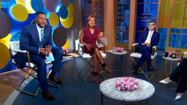 Robe midi crossover Stella McCartney portée par Robin Roberts vue dans Good Morning America le 17 juillet 2023