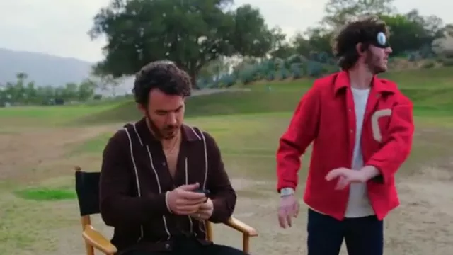 Todd Snyder Mi­cro Mesh Full Plack­et Po­lo worn by Kevin Jonas as seen in Claim to Fame (S02E04)