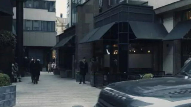 Le centre-ville de Leeds dans le rôle de Moscou vu dans les lieux de tournage de la série télévisée Secret Invasion (saison 1, épisode 1)