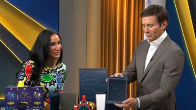 Alice + Olivia Delaina Top usado por Elizabeth Werner como se ve en CBS Mornings el 16 de julio de 2023