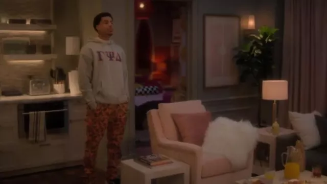 Pantalon cargo graphique de marque violette porté par Andre Johnson, Jr. (Marcus Scribner) comme on le voit dans grown-ish (S06E04)