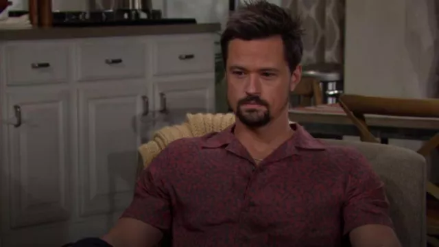 John Varvatos Danny Chemise en tomate portée par Thomas Forrester (Matthew Atkinson) comme vu dans The Bold and the Beautiful le 5 juillet 2023