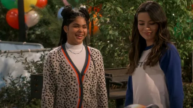 Kule La pierre ponce guépard portée par Millicent (Jaidyn Triplett) vue dans iCarly (S03E09)