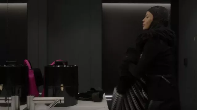 Ashlafox Vin­tage 60's Black Plas­tic Hat Box used by Lisa Todd Wexley (Nicole Ari Parker) as seen in And Just Like That… (S02E06)