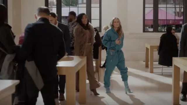 Combinaison de ski vintage des années 80 portée par Carrie Bradshaw (Sarah Jessica Parker) comme on le voit dans And Just Like That... (S02E06)