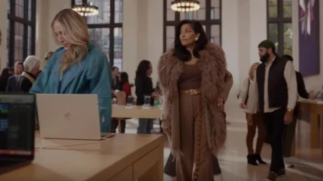 Pantalon de costume Joseph Morissey porté par Seema Patel (Sarita Choudhury) comme on le voit dans And Just Like That... (S02E06)