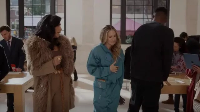 Amethyst Dents Emily Plain Suede Gants portés par Carrie Bradshaw (Sarah Jessica Parker) comme on le voit dans And Just Like That... (S02E06)