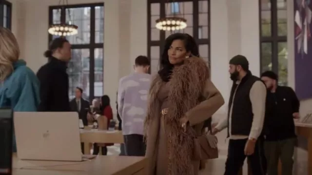 Mansur Gavriel M Frame Box Bag usado por Seema Patel (Sarita Choudhury) como se ve en And Just Like That... (S02E06)