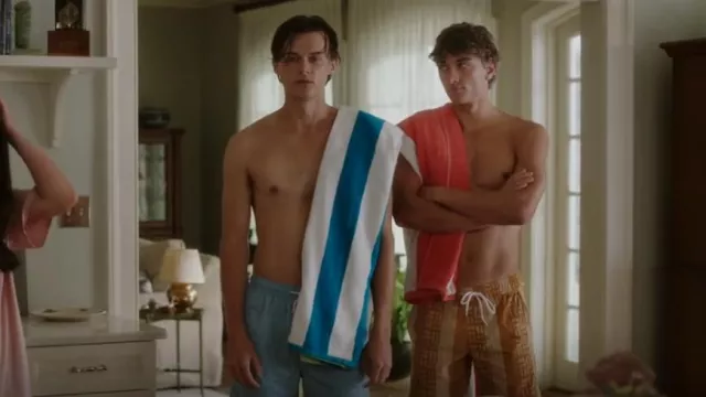 J. Crew Stretch Swim Trunk in Print usado por Jeremiah (Gavin Casalegno) como se ve en The Summer I Turned Pretty (S02E04)