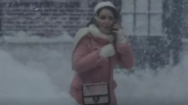 Oscar de la Renta Manteau de laine à double poitrine porté par Charlotte York (Kristin Davis) comme on le voit dans And Just Like That... (S02E06)