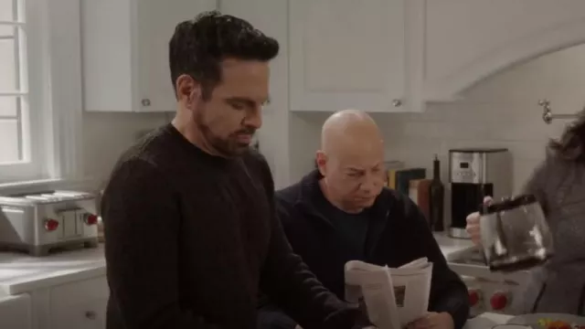 Fendi FF Pull tricoté porté par Anthony Marentino (Mario Cantone) comme on le voit dans And Just Like That... (S02E06)