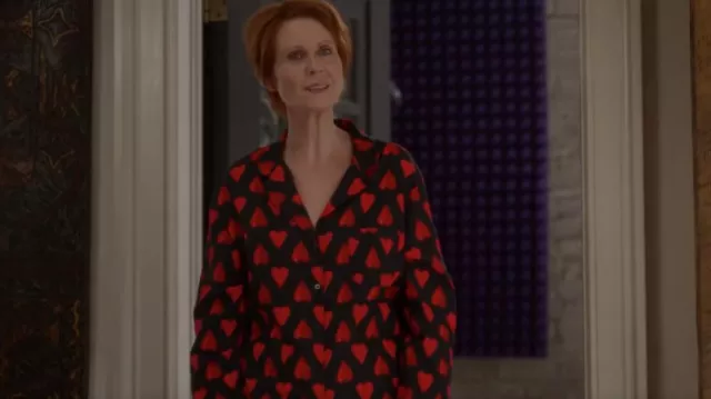 Pyjama long en flanelle Victorias Secret dans le cœur porté par Miranda Hobbes (Cynthia Nixon) comme on le voit dans And Just Like That... (S02E06)