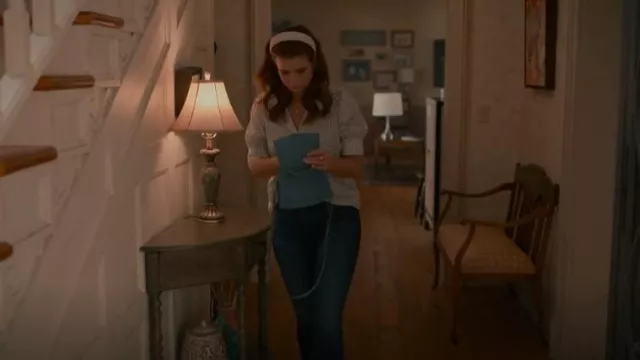 Mother The Stun­ner Zip An­kle Step Fray Jeans in Hap­py Pill worn by Maddie Townsend (JoAnna Garcia) as seen in Sweet Magnolias (S03E01)