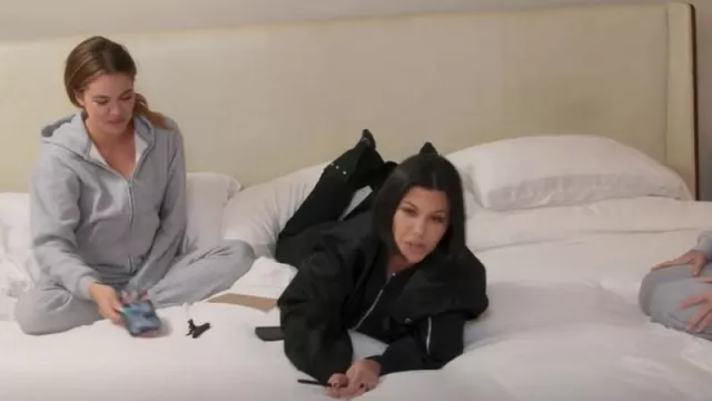 Skims Cot­ton Fleece Jog­ger Skims worn by Khloé Kardashian as seen in The Kardashians (S03E09)