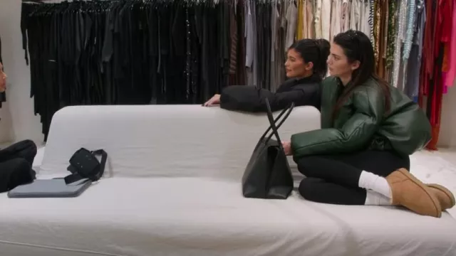 Ugg Classic Ultra Mini Boots portées par Kendall Jenner comme on le voit dans The Kardashians (S03E09)