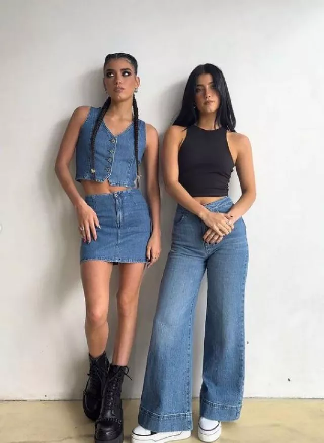 Gilet en denim social touristique porté par Dixie D’Amelio sur son Instagram le 21 juillet 2023