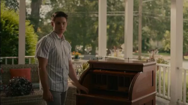 Camisa tejida a rayas para hombres de la sociedad civil usada por Tyler 'Ty' Townsend (Carson Rowland) como se ve en Sweet Magnolias (S03E03)