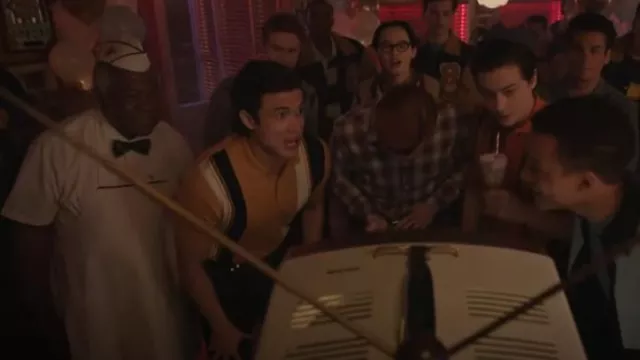 Ben Sherman Polo de rayas verticales usado por Reggie Mantle (Charles Melton) como se ve en Riverdale (S07E15)