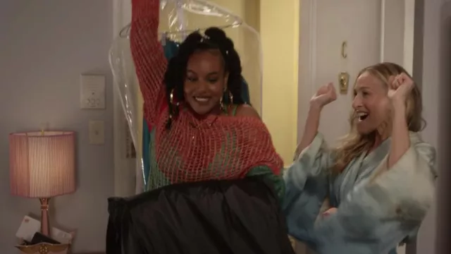 Collier de perles porté par la fumée (Bethléem Million) dans et juste comme ça... (S02E02)