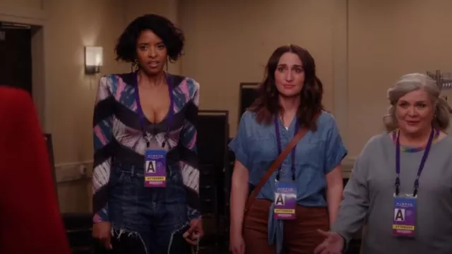 Bella Dahl Tie-Front Chambray Shirt porté par Dawn Solano (Sara Bareilles) comme vu dans Girls5eva (S01E07)
