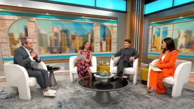 Pantalon taille haute fluide Zara en orange porté par Nancy Chen comme vu dans CBS Mornings le 21 juillet 2023