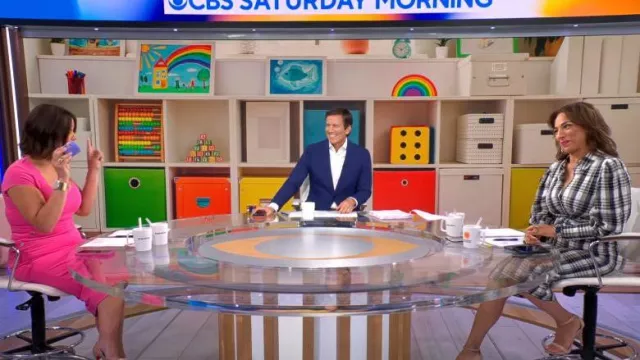 Karen Millen Col carré Military Trim Ponte Pencil Midaxi Robe portée par Dana Jacobson comme vu dans CBS Saturday Morning le 23 juillet 2023