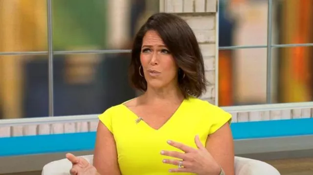 Karen Millen Asymmetric Hem Detail Cap Sleeve Robe en chaux portée par Dana Jacobson comme vu dans CBS Mornings le 24 juillet 2023