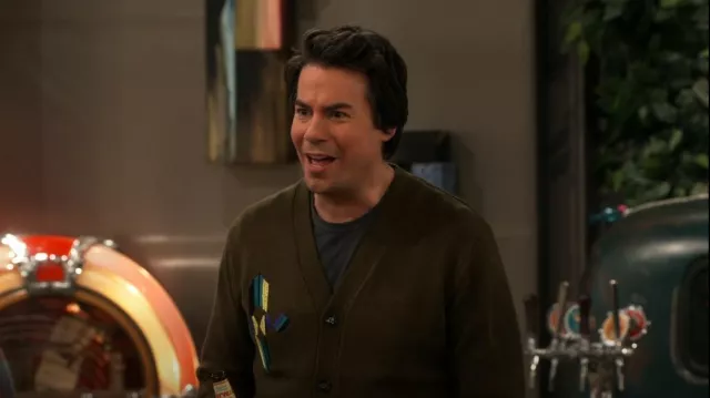 Scotch & Soda Patched-On Artwork V-Neck Cardigan usado por Spencer Shay (Jerry Trainor) como se ve en iCarly (S03E10)