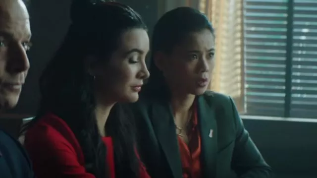 Theory Eti­en­nette Blaz­er in Good Wool worn by Georgia 'George' Fan (Leah Lewis) as seen in Nancy Drew (S04E09)
