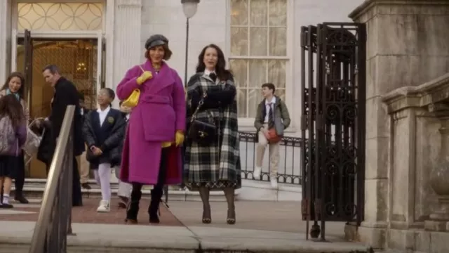 Tod’s T Timeless Shoulder Bag porté par Charlotte York (Kristin Davis) comme on le voit dans And Just Like That... (S02E07)