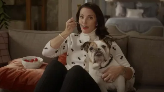 Alice + Olivia Dar­o­da Bow-de­tail Cardi­gan worn by Charlotte York (Kristin Davis) as seen in And Just Like That… (S02E07)