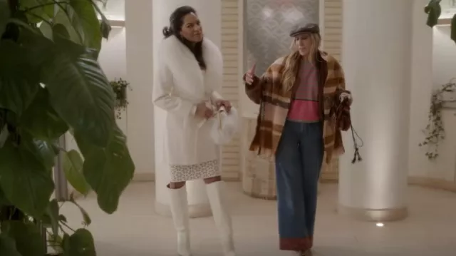 Bolso de piel de zorro blanco Fendi usado por Seema Patel (Sarita Choudhury) como se ve en And Just Like That... (S02E07)