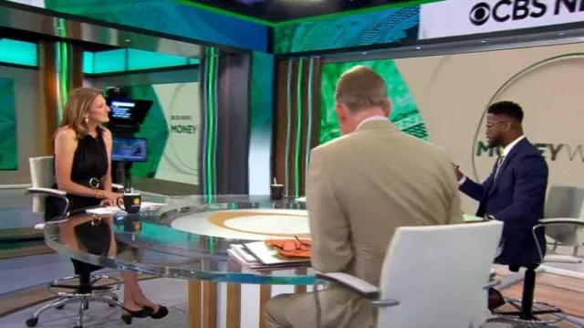 Elie Tahari Plissé Fit & Flare Belted Halter Midi-Dress porté par Jill Schlesinger vu dans CBS Mornings le 28 juillet 2023
