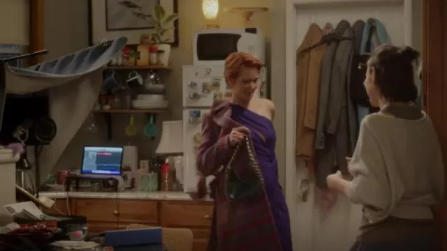 Stella Mccartney Chunky-chain Detail Tote Bag porté par Miranda Hobbes (Cynthia Nixon) comme on le voit dans And Just Like That... (S02E07)