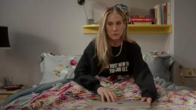 Gabriela Hearst Lau­ren Mul­ti-Col­or Cash­mere Wrap worn by Carrie Bradshaw (Sarah Jessica Parker) as seen in And Just Like That… (S02E07)