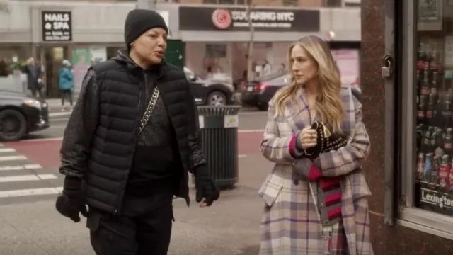 Molly Goddard Gabriel­la Ar­gyle Knit Cardi­gan worn by Carrie Bradshaw (Sarah Jessica Parker) as seen in And Just Like That… (S02E07)
