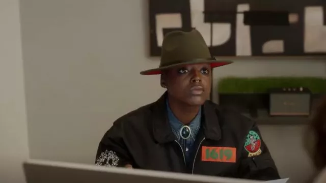 Keith James Queen Fedora usado por Deirdre (Wakeema Hollis) como se ve en And Just Like That... (S02E07)