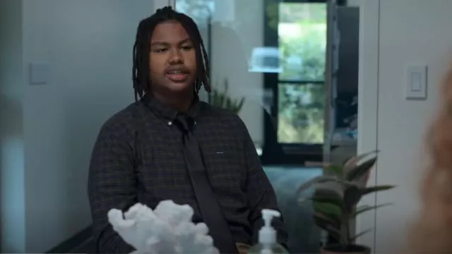 Barbour Lomond Tai­lored Clas­sic Tar­tan worn by Phil Marks (Solomon Irama) as seen in Swagger (S02E02)