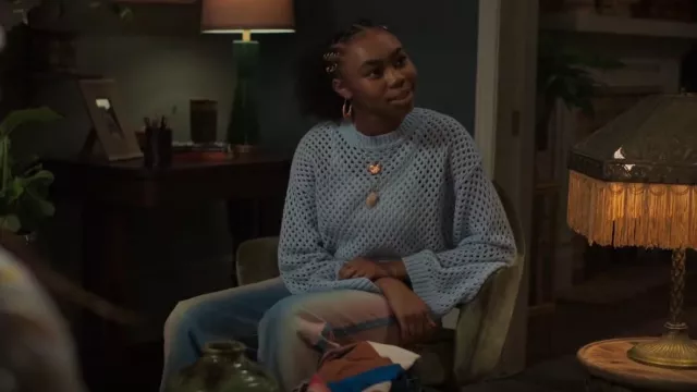 Boucles d’oreilles Anthropologie Crescent Hoop portées par Jackie Carson (Jordan Rice) vues dans Swagger (S02E02)
