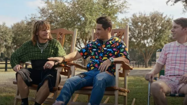 Moschino Graphic Print camiseta de algodón usada por Kelvin Gemstone (Adam DeVine) como se ve en The Righteous Gemstones (S03E09)