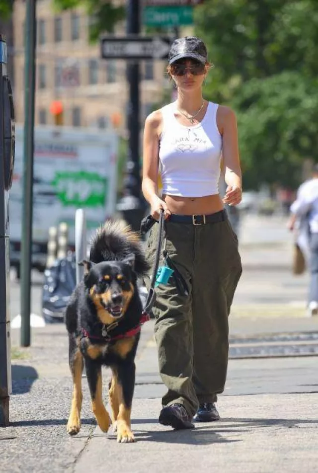 Salomon Sneak­ers worn by Emily Ratajkowski in New York on July 31, 2023