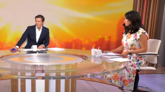 Sam Edelman a lancé une robe florale portée par Nancy Chen comme vu dans CBS Mornings le 30 juillet 2023