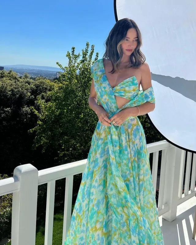 Zimmermann High Tide Twisted Halterneck Crop Top porté par Miranda Kerr sur son compte Instagram le 1 août 2023