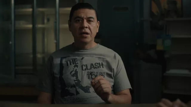 Dona Art Design The Clash Sort It Out Tour Camiseta usada por Julio (Chris Estrada) como se ve en This Fool (S02E05)