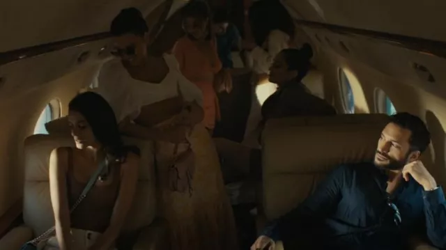 Zimmermann Lyre Linen Midi Falda usada por Aaliyah (Stephanie Buddenbrock) como se ve en Special Ops: Lioness (S01E03)