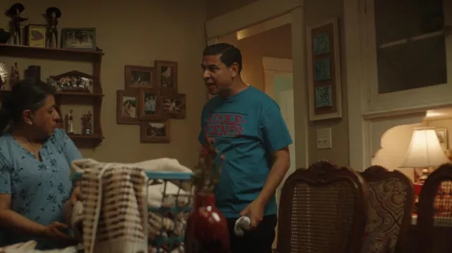 Adolescents Album 1 Logo Blue Tee porté par Julio (Chris Estrada) comme on le voit dans This Fool (S02E06)