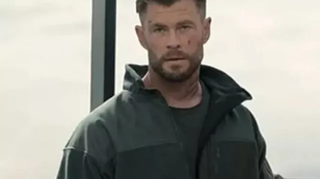 Veste légère portée par Tyler Rake (Chris Hemsworth) dans le film Extraction 2