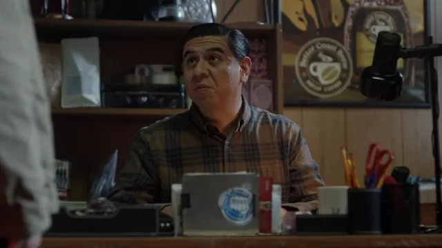 Vans Gonzales Chemise en flanelle à manches longues portée par Julio (Chris Estrada) comme on le voit dans This Fool (S02E08)