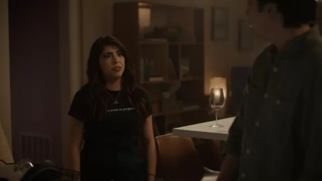 Urban Outfitters Alexa Baby Tee porté par Candi (Laura Vallejo) comme on le voit dans This Fool (S02E09)